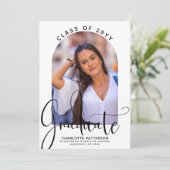 Invitation Graduate Elegant Script Graduation Arch Photo (Debout devant)