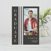 Invitation Graduate Simple Chic Trendy Script Photo (Debout devant)