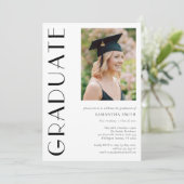 Invitation Graduate Simple Moderne Typographie Parti Graduati (Debout devant)