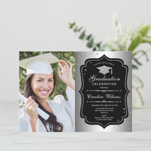 Invitation Graduation avec photo - Silver Black (Debout devant)