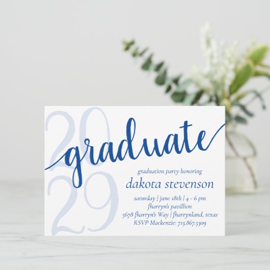 Invitation Graduation bleu simple | Cerulean royal avec année (Debout devant)