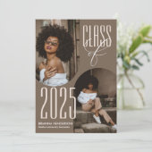 Invitation Graduation Brown neutre avec photos gravées (Debout devant)