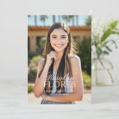 Invitation Graduation en calligraphie blanche classique (Debout devant)