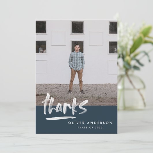 Invitation Graduation marine bleu script 3 photo merci (Debout devant)