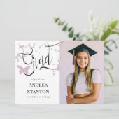 Invitation Graduation Papillons rose Grad Calligraphie Chic (Debout devant)