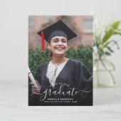 Invitation Graduation personnalisée Moderne Élégant Script Ph (Debout devant)