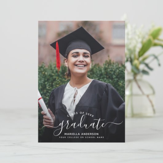 Invitation Graduation personnalisée Moderne Élégant Script Ph (Debout devant)