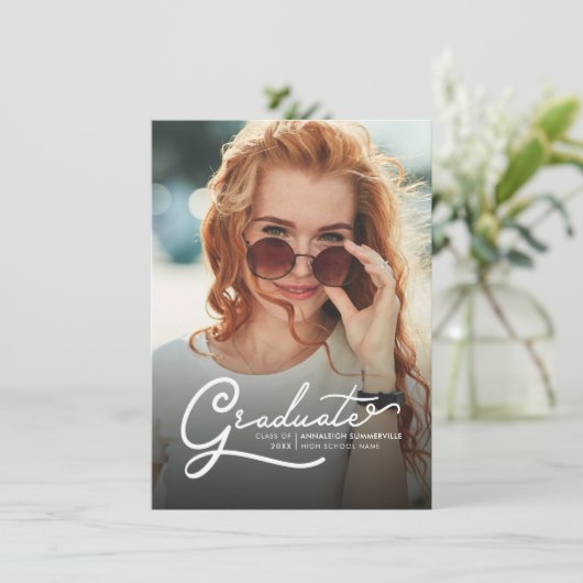 Invitation Graduation Photo 2025 Modern Script Grad Party (Debout devant)