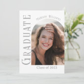 Invitation Graduation photo minimaliste moderne (Debout devant)