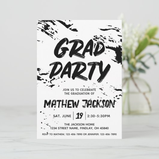 Invitation Graffiti noir et blanc Paint Graduation Party (Debout devant)