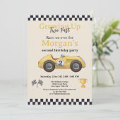Invitation Grandir Deux Rapide Voiture De Course Jaune Enfant (Debout devant)