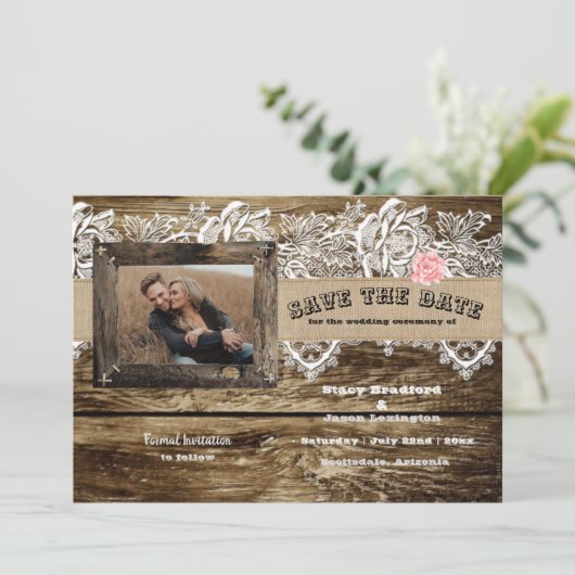 Invitation Grange en Bois Rustique & Dentelle Enregistrer la (Debout devant)