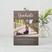 Invitation Granulé de bois moderne Rustique Photo Graduation (Debout devant)