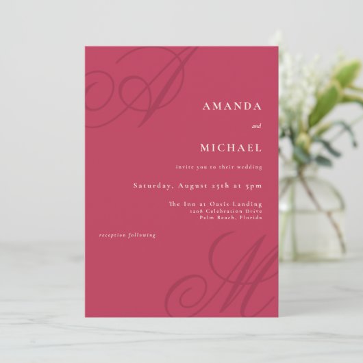 Invitation Gras Magenta Moderne Edge Élégant Mariage Monogram (Debout devant)