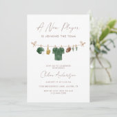 Invitation Green A New Player Football Baby Shower (Debout devant)