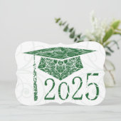 Invitation Green and White Floral Casquette 2025 Graduation P (Debout devant)