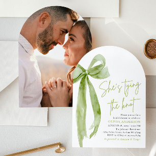 Invitation Green Bow She's Tying the Knot Arch Fête des marié
