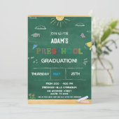 Invitation Green Chalkboard pré k Graduation (Debout devant)