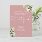 Invitation Greenery Dusty Rose Pink Monogramme Bat Mitzvah (Debout devant)
