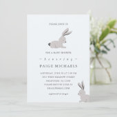 Invitation Gris bleu moderne avec lapins et points (Debout devant)