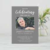 Invitation Gris Célébration de la vie Photo Mémorial Invitati (Debout devant)