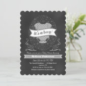 Invitation gris de baby shower de garçon de (Debout devant)