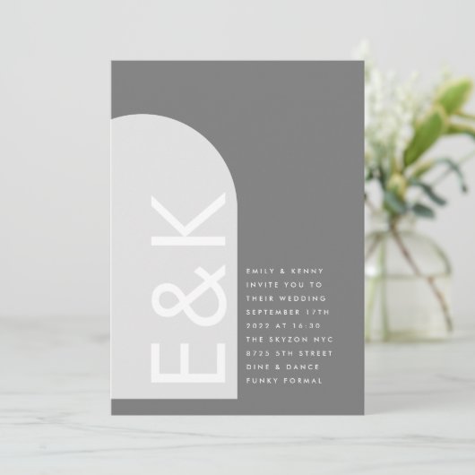 Invitation Gris Premium Ultimate Moderne Monogramme Arc Maria (Debout devant)