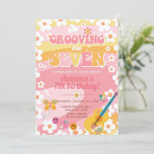Invitation Grooving into Seven fille Super 7e anniversaire. (Debout devant)