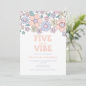Invitation Groovy Five est une fête rétro florale pour un 5e (Debout devant)