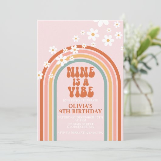 Invitation Groovy Nine est une vibe marguerite arc-en-ciel 9è (Debout devant)