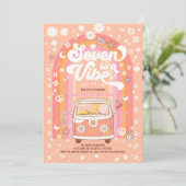 Invitation Groovy Seven est un Bus Van à l'anniversaire de 7  (Debout devant)