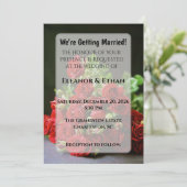 Invitation Gros plan intime sur une rose rouge tenue en main  (Debout devant)