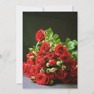 Invitation Gros plan intime sur une rose rouge tenue en main 