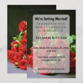 Invitation Gros plan intime sur une rose rouge tenue en main  (Devant / Derrière)