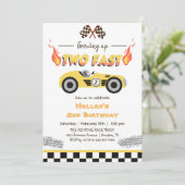 Invitation Grossing Up Two Fast Red Race Car 2e anniversaire (Debout devant)