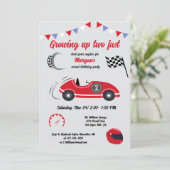 Invitation Grossissant Deux Fast Festive Red Race Car Anniver (Debout devant)