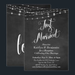 Invitation Guirlande de lumières avec tableau noir Mariage Ré<br><div class="desc">Cette carte de réception de mariage sophistiquée mais rustique présente une image de fond de tableau noir texturé sur laquelle est superposée une représentation graphique de guirlandes de lumières blanches scintillantes. J'ai utilisé une élégante police de caractères cursifs tourbillonnants pour représenter graphiquement les mots "Juste Mariés" ; au verso, j'ai...</div>