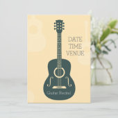Invitation Guitar Considérant élégante performance (Debout devant)