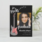 Invitation Guitare Rose Script Moderne Photo de Diplômée (Debout devant)