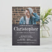 Invitation Guy Graduation Party Photo Chalkboard (Debout devant)