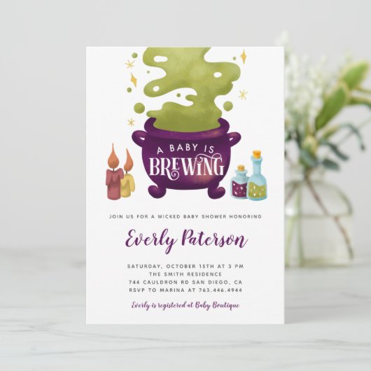 Invitation Halloween Baby Is Brewing Witch Baby Shower (Debout devant)