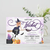 Invitation Halloween éffrayant violet en vol sorcière (Debout devant)