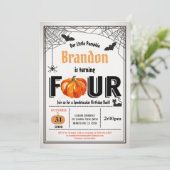 Invitation Halloween enfants citrouilles fête de 4ème anniver (Debout devant)