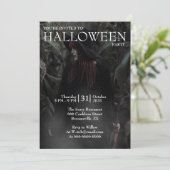 Invitation Halloween Modern Gothic Witch in Dark Forest (Debout devant)