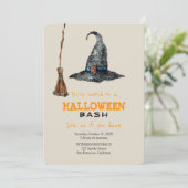 Invitation Halloween moderne simple balai et sorcière casquet (Debout devant)