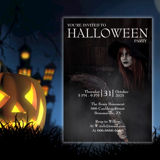 Invitation Halloween Moderne Sorcière de la Balai de la Grang