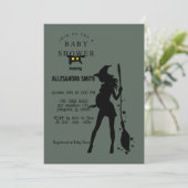 Invitation Halloween sorcière enceinte genre neutre (Debout devant)