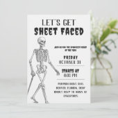 Invitation Halloween squelette Let's Get Sheet Fac (Debout devant)