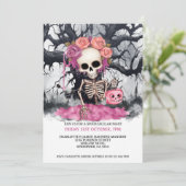 Invitation Halloween squelette rose Effrayant et arbre hanté (Debout devant)