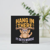 Invitation Hang In There It Gets Worse Cute Funny Cat Meme (Debout devant)